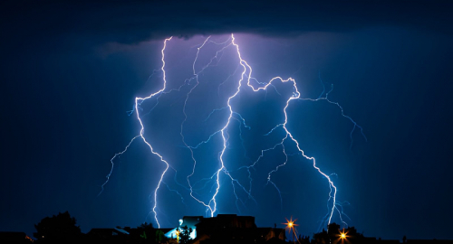 Maltempo in Italia, allerta arancione con blackout, frane e migliaia di fulmini: i video